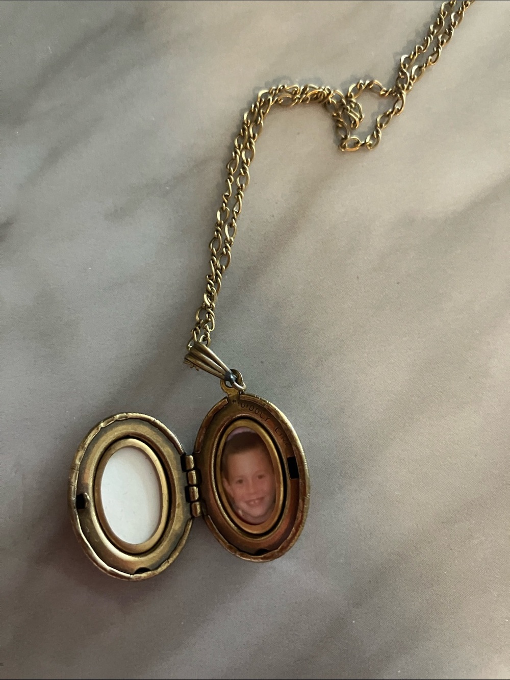 Vintage Piddiddly Links Ltd Floral Oval Photo Locket Necklace Gold Tone Romantic